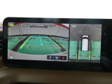 ギアを『R』に入れるとナビ画面に、まるで雲の上から覗いているような映像が映り、駐車をサポートしてくれます。