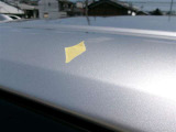 ルーフの運転席側前方にキズがあります。