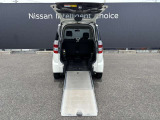 車いす仕様車ならではのスロープを装備し、乗り降りをしっかりサポート。