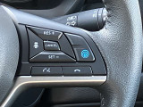 プロパイロットを装備☆アクセル、ブレーキをコントロー ルして前のクルマとの車間距離を保つ手助けをします。 白線を検知し、ハンドルをコントロールして直線道路、カーブにおいても運転支援してくれます!!