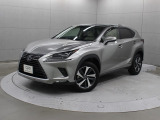 レクサスのコンパクトクロスオーバーSUV「NX」。本革シートや専用オーナメントパネルを装備する「NX300h バージョンL」です。