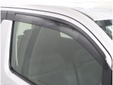 ドアバイザーが既に付いています☆ 車内に熱がこもらないようにしたい時や換気したい時など少しだけ窓を開けておきたい時にとても便利です♪