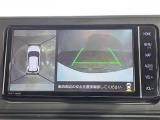 【全方位モニター】まるでクルマを真上から見下ろしたかのような視点で駐車をサポートします!クルマの斜め後ろや真横など、前後左右の4つのカメラの映像が合成されて、モニターに映し出されます。