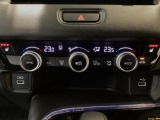 オートエアコンは左右席で独立温度コントロールが可能です。運転席はキンキンに冷やして助手席はマイルドにと言った設定が可能です☆暑さ寒さでケンカすることもなくなりますね♪