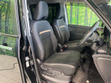 運転席まわりには十分なスペースがあり、大柄な方でもゆったり運転していただける環境です。