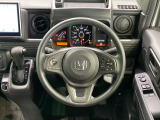 インテリアに合わせたデザインのステアリングは、運転される方のことも考え、運転しやすい形状、大きさです。是非一度、実際に触ってお確かめください。