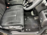 運転席シート足元です。