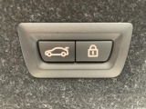 電動パワーゲートです。開閉がボタン1つで開け閉め行えます。また、状況に応じてのトランクハッチ開閉量を簡単に設定可能です。スマートオープナーも便利な機能です。ぜひお試しください。