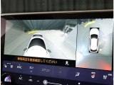 パノラミックビューモニター。車両を上から見たような映像を表示。運転席から目視しにくい車両周囲の状況をリアルタイムで確認できます。