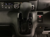 CVT車のセレクトレバーです。低速から高速まで、変速ショックのないスムーズな走りと、エンジン効率のよい領域を維持して燃費にも貢献します。サイドブレーキはスイッチ操作の電子制御パーキングブレーキです。