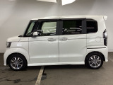 狭い駐車場でも、スライドドアならチャイルドシートへのお子さまの乗降や荷物の積載もスムーズ。とても便利な【助手席側。電動スライドドア】ドアハンドを少し引くだけでリアドアが自動開閉します。