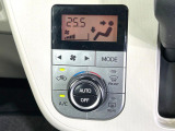【オートエアコン】一度お好みの温度に設定すれば、車内の温度を検知し風量や温度を自動で調整。暑い&hellip;寒い&hellip;と何度もスイッチ操作をする必要はありません。快適な車内空間には必須の機能ですね♪