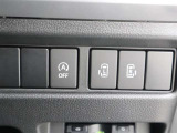 両側電動スライドドアスイッチ。運転席から簡単にスライドドアの開閉が可能です。