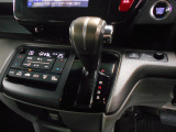 オートエアコンは左右席で独立温度コントロールが可能です。運転席はキンキンに冷やして助手席はマイルドにと言った設定が可能です。暑さ寒さでケンカすることもなくなりますね。