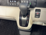 乗降がしやすい運転席。高さが調節できて小柄な方でも運転しやすいポジションをとることができます。