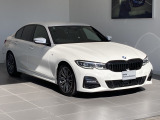 BMWらしいスポーティなスタイリングが魅力の320d M Sport。アルピンホワイトが精悍なデザインをより一層引き立てています。
