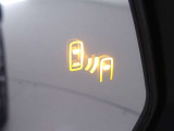 隣車線を走る車両をレーダーで検知し、ドアミラーでは確認しにくい後側方エリアに存在する車両に加え、急接近してくる車両も検知します。車両を検知するとドアミラーに搭載されたLEDインジケーターが点灯します。