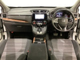 車内は光触媒抗菌消臭施工済です。スタイリッシュなデザインでスポーティなインパネ周りを演出します。グローブボックスやカップホルダーのほかにトレーなどたくさんの収納スペースが付いています。