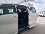 両側パワースライドドア付きだから、狭い駐車スペースなどでの 乗り降りラクラク!小さなお子さまのいるご家庭には嬉しい装備。