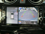 ギアを『R』に入れるとナビ画面に、まるで雲の上から覗いているような映像が映り、駐車をサポートしてくれます。