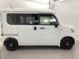 スライドドアなら狭い駐車場でもドアをぶつける心配がありません。ステップが低く乗り降りもしやすいです。