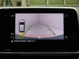 車両後方を表示するリヤビューカメラを装備。ガイドライン付きで、駐車時の後方確認をサポートします。