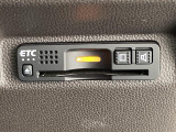 【ETC】有料道路を利用する際に料金所で停止することなく通過できる、ETC車載器(ノンストップ自動料金収受システム機器)が装備されています。セットアップを行うことで利用可能になります。