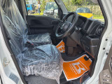 毎日過ごす運転席は要チェック。シートのへたり・擦れ、視界のイメージまで伝わる重要ポイント。
