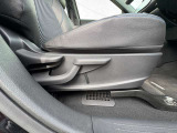 運転席シートは高さをラチェット式のレバーで変更することが可能です。ちょうどよいドライビングポジションで快適に運転していただけますね!!
