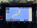 ディスプレイオーディオやカーナビは、現代のドライブにおいて欠かせない装備のひとつです。初めての場所でも迷いにくく、快適なルート案内で運転をサポートします。移動中のエンターテインメント性も高まります。