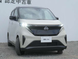 アダプティブLEDヘッドライト。フロントカメラで前方の状況を検知し対向車や先行車に眩しい思いをさせることなく必要なところだけを遠くまで照射します。
