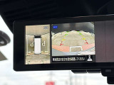 アラウンドビューモニターは真上から見下ろした様に車の周囲を表示することで、駐車時の安全性と利便性を高めます。