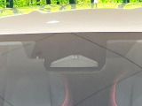 【プリクラッシュセーフティ】前方の車両等を検知し、衝突しそうな時は警報で注意を促し、ブレーキを踏む力をサポート。ブレーキを踏めなかった場合は衝突被害軽減ブレーキが作動、衝突回避をサポートします。