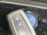 【スマートキー】カバンやポケットに入れたままでもドアの施錠・解錠が可能なスマートキーを装備。エンジンのオン・オフ時もカギを取り出す必要が無いからとっても便利です♪