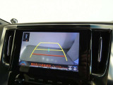 バックガイドモニター付き。車両後方の映像をナビ画面に表示し、駐車などの後退操作をサポートします。