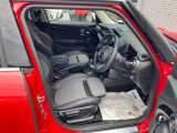 サポートのきいたスポーツシートですので、長時間の運転でも快適にお過ごしいただけます。