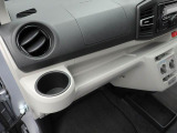 カップホルダーは運転席や助手席からちょうど手の届く位置です!!
