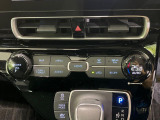 【オートエアコン】一度お好みの温度に設定すれば、車内の温度を検知し風量や温度を自動で調整。暑い&hellip;寒い&hellip;と何度もスイッチ操作をする必要はありません。快適な車内空間には必須の機能ですね♪