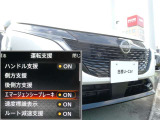 自車からは見えない前方の状況の変化を検知し、玉突き事故の防止をサポートします。インテリジェント FCW(前方衝突予測警報)!