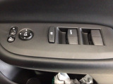 運転席のスイッチで全てのウィンドウの開閉操作を行うことができます。ロックボタンをONにしておくと、運転席以外のウィンドウは作動しないのでお子様を乗せているときなども安心ですね♪