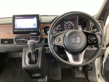 【ハンドル】運転にかかわる様々な操作を安全に行えるように視点移動が少なく操作性に配慮されたスイッチ類が凝縮されたコックピットです。