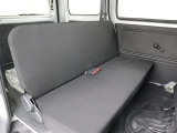 荷室スペースを優先した設計となっており、大人2名が乗車できます。シートは前方へ倒すことができ、荷室とフラットにつながるため、長尺物や大きな荷物の積載にも対応します。
