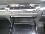 運転席&助手席シートヒーター。冬場は暖房よりも早くシートが暖まり始めるのでとても快適です。