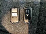 スマートキーを装備しています。鍵を差し込むことなくドアロックの開け閉めと、スタートボタン操作でのエンジンスタートができます。スペアキーも同じものを用意しております。