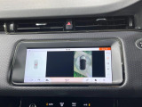 サラウンドカメラ(360&deg;カメラ)『車載のカメラを駆使し、車を真上から見下ろしている映像に変換、センターディスプレイに表示させ、安全な駐車をサポート。縦列駐車や狭い場所への駐車に大きく役立ちます。』