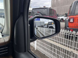 BSW(後側方車両検知警報)ブザーとともに、ブレーキを制御することで車両をもとの車線内に戻すような力を短時間発生させ、車両との接触を回避するようドライバーのステアリング操作をアシストします。