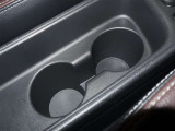 運転席と助手席の間には【カップホルダー】が装備されています。お飲み物やボトルタイプに空気清浄機など色々試してみてください!