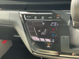 【オートエアコン】設定温度に合わせて自動で快適な風量や風向を調整し、車内温度を保ちます。