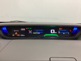 中央にデジタル表示のスピードメーターを配したハイブリット専用メーターになっています。左側のインフォメーション画面で燃費などの情報を確認できます。