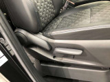 運転席シート座面は上下アジャスター付きです。お好みの位置に調整可能です。